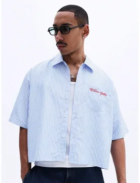 Camisa de verano holgada de manga corta con botones, bolsillo en el pecho y rayas con bordado de guión en rojo para hombre - Shein - FashionsVida
