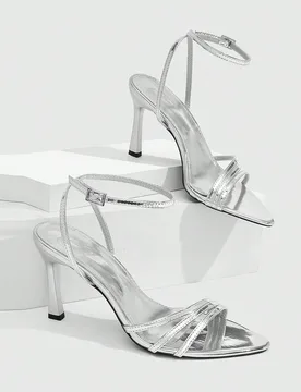Sandalias de tacón de aguja con punta fina y tres correas de cuero charol, diseño de hebilla en el tobillo, tacones altos delgados para citas en dis - Shein - FashionsVida