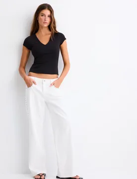 T-Shirt mit V-Ausschnitt Schwarz XS - Stradivarius - FashionsVida