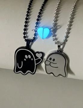 Set de 2 piezas de joyería con pareja de personajes de dibujos animados besándose, expresión de amor, decoración con corazón que brilla en la osc - Shein - FashionsVida