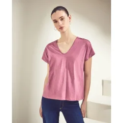 Camiseta de mujer manga corta con cuello pico y detalle en hombro