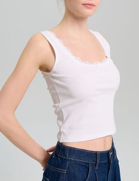 Top in cotone a coste con pizzo sul décolleté - bianco