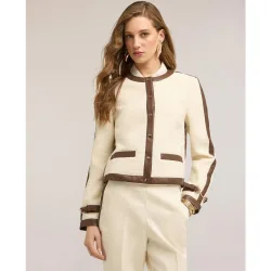 Chaqueta de mujer de bouclé con perfiles en contraste modelo boxy