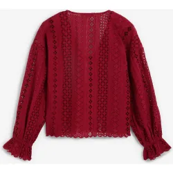 Blusa de mujer con calados y mangas ligeramente abullonadas