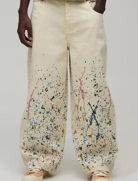 Herren Fassbein-Hose Mit Geschwungener Naht Und Farbspritzer-Muster Ecru Größe Small - boohooMAN - FashionsVida