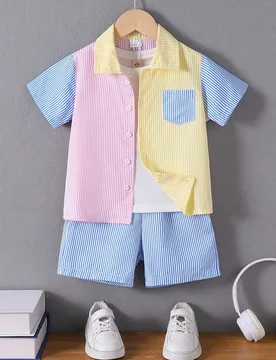 Set de 2 piezas de camisa de manga corta transpirable de bloques de colores y rayas, y short para niño pequeño, uso diario de verano - Shein - FashionsVida