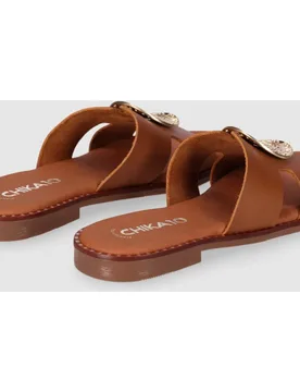 Sandalias planas de mujer en color cuero con cierre de sin cierre abiertos - Chika10 - FashionsVida