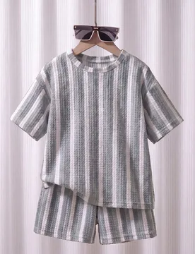 Conjunto de camiseta de manga corta y pantalones cortos de ajuste holgado con estampado de rayas de contraste y textura de gofre para niños preadoles - Shein - FashionsVida