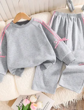 Conjunto de sudadera de cuello redondo cálida con decoración de lazo y pantalones para niños pequeños - Shein - FashionsVida