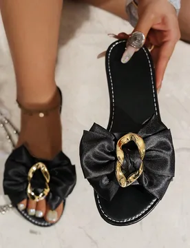 Sandalias planas elegantes para mujer, con decoración de lazo y hebilla dorada, cómodas y versátiles, nuevo estilo de verano, apropiadas para usar - Shein - FashionsVida