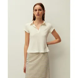 Camiseta de mujer de canalé y cuello polo