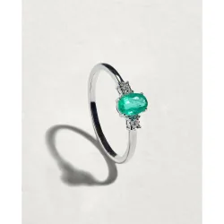 Anillo de oro con diamante y esmeralda