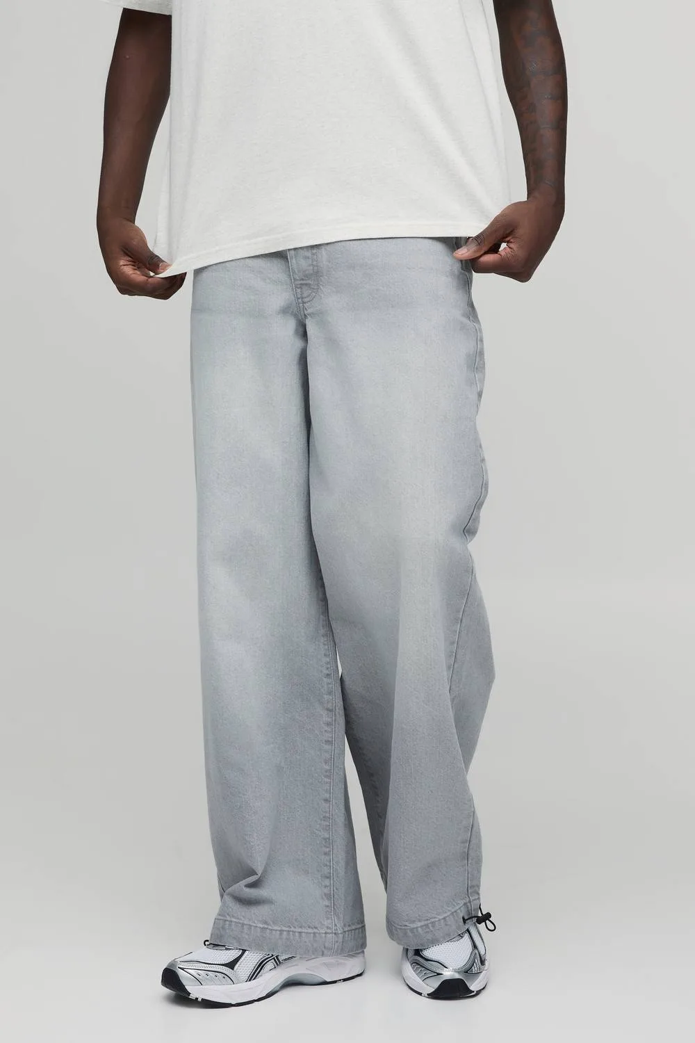 Herren Basic Parachute-Schnitt Jeans Hosen Grey Größe 34S - boohooMAN - FashionsVida