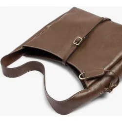 Bolso de hombro con tira y hebilla con cierre de botón en liso