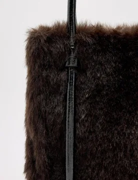 Bolso de mano estilo tote convertible a bandolera con pelito y cierre imantado en liso - Parfois - FashionsVida
