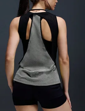 Top deportivo de mujer con diseño de parches de malla minimalista y espalda de tirantes - Shein - FashionsVida