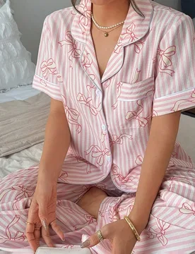 Conjunto de pijama de manga corta y pantalones largos con lazo y rayas rosas de textura arrugada tipo burbuja - Shein - FashionsVida