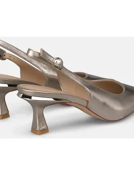 Zapatos de salón de mujer en piel destalonados efecto metalizado con cierre de hebilla - Alma en Pena - FashionsVida