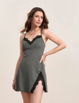 Camisón de mujer con tirantes finos, sin mangas, con contraste de encaje y abertura - Shein - FashionsVida
