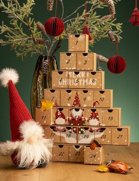 Adventskalender Tannenbaum "Merry Christmas" mit Wichteln aus Pappe