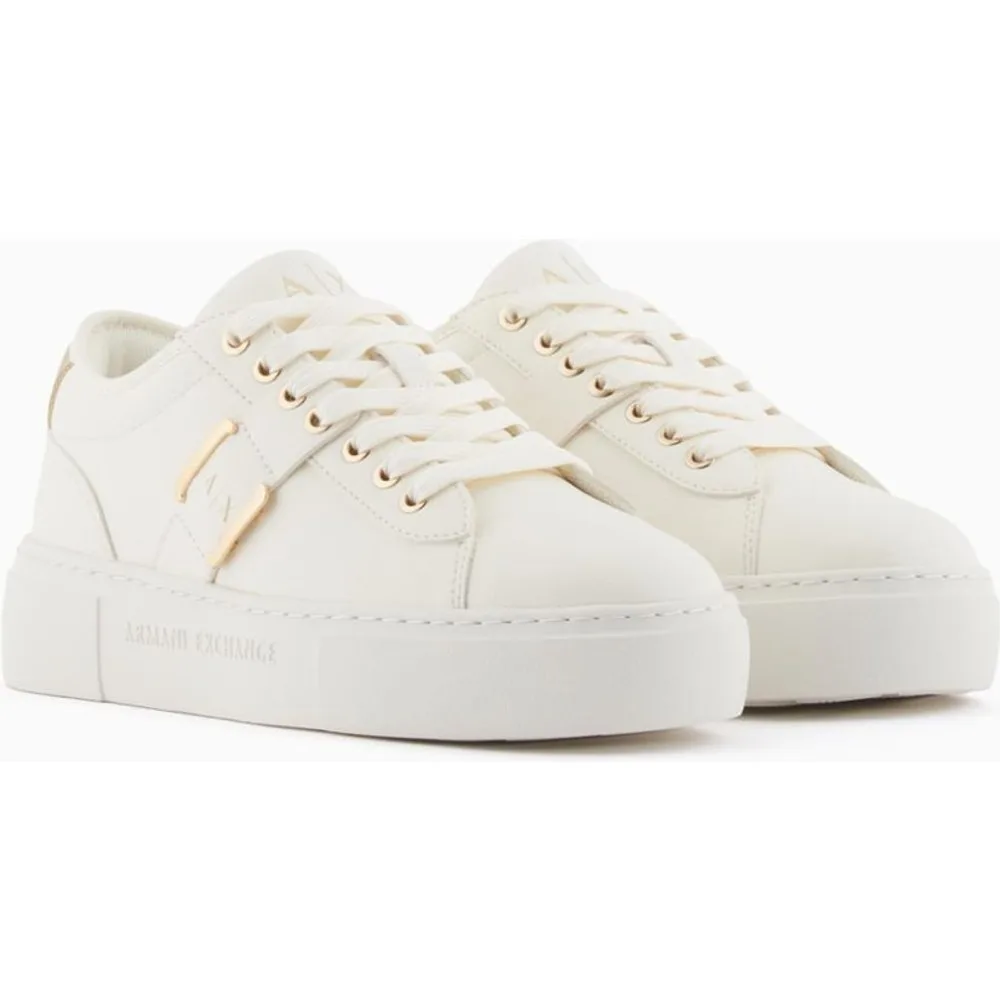 Zapatilla de mujer con hebilla dorada - Armani Exchange - FashionsVida