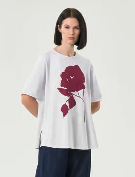 T-shirt over bianca in cotone stretch con stampa floreale bordeaux sul fronte - Jurerê - FashionsVida