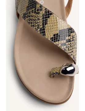 Sandalias planas de mujer de piel con estampado de serpiente, anillo y detalle de joya - Gioseppo - FashionsVida