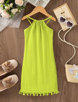 Vestido casual de niña con cuello de halter, tela tejida con textura y dobladillo con flecos. La tela tejida con textura le da una sensación de alta