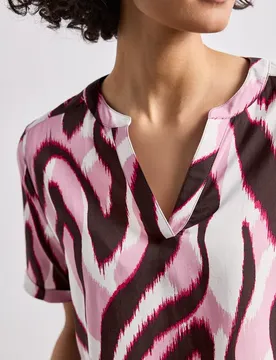 Kurzarm Bluse mit Split Neck und Print female Rosa