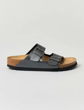 Sandalo Arizona in pelle effetto metallizzato color piombo con doppia fascetta - Birkenstock - FashionsVida