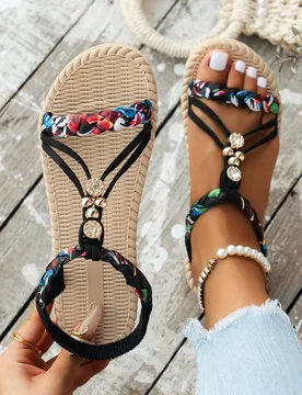 Sandalias planas negras de verano para mujer, zapatos de playa ligeros antideslizantes trenzados, estilo bohemio para vacaciones, punta redonda, estud - Shein - FashionsVida