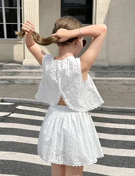 Conjunto de 2 piezas para niña preadolescente con top de cuello redondo de unicolor con bordado tejido y dobladillo asimétrico, y falda de línea A, - Shein - FashionsVida