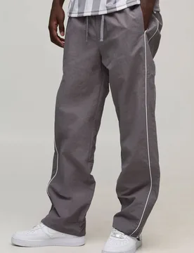 Herren Entspannt geschnittene Hose mit Nylon-Paspelierung Grey Größe XS - boohooMAN - FashionsVida
