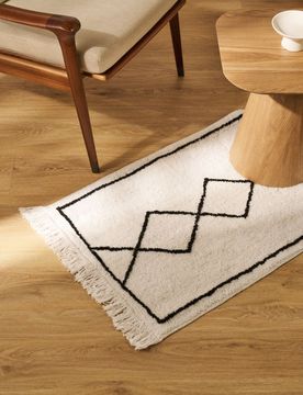 Tappeto tuftato con motivo geometrico e frange - panna