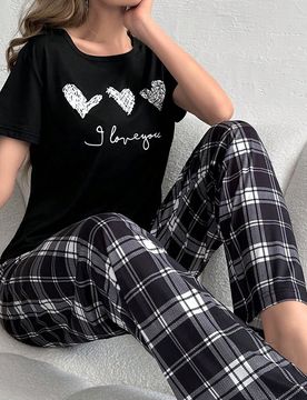 Conjunto de pijama con camiseta con estampado en relieve de corazón y letra y pantalones largos a cuadros
