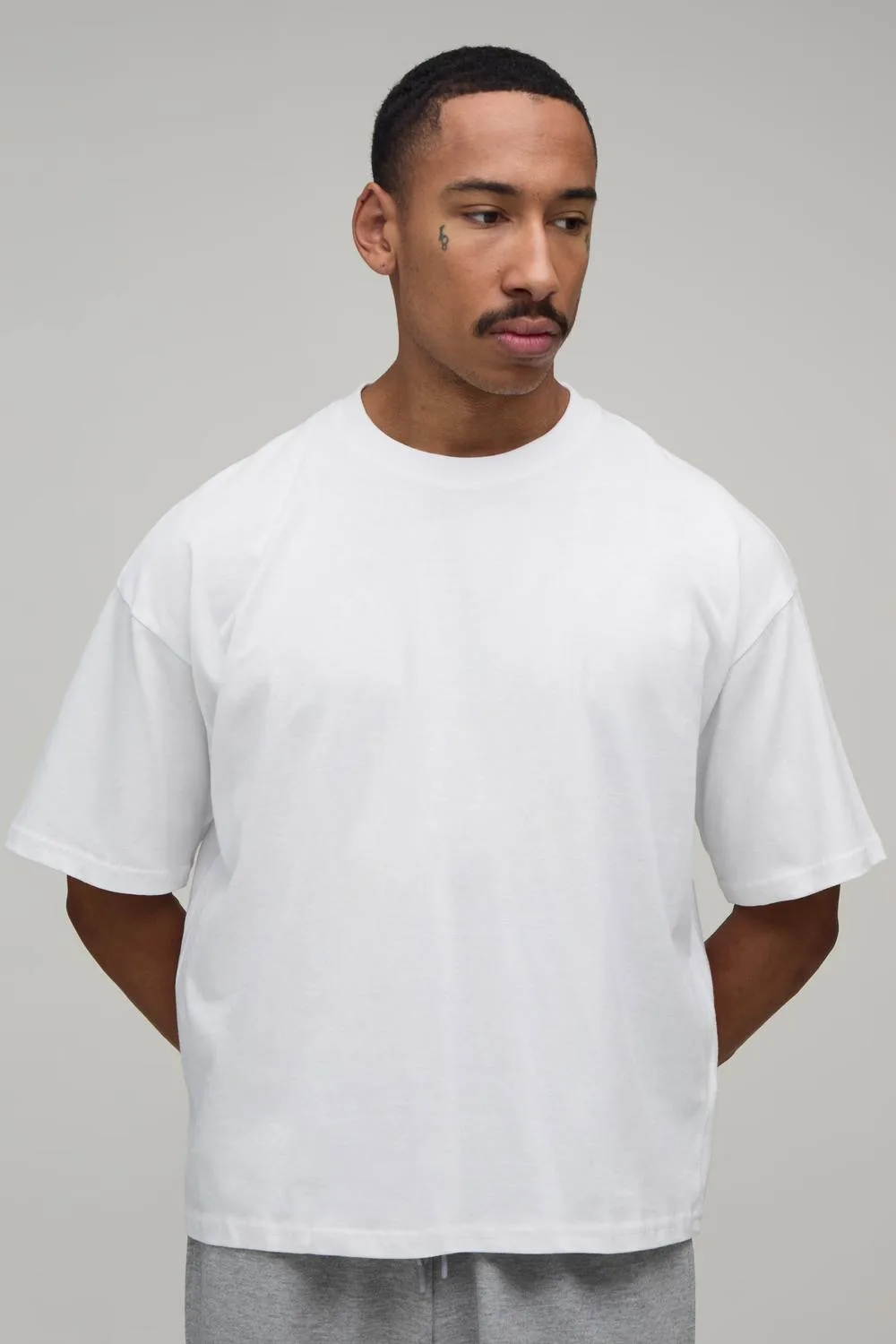 Herren Basic Oversized Boxy Rundhals T-Shirt White Größe XL - boohooMAN - FashionsVida
