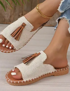 Sandalias planas con decoración de flecos para mujer, pantuflas bohemias de playa y resort, calzado versátil y de moda para uso al aire libre - Shein - FashionsVida