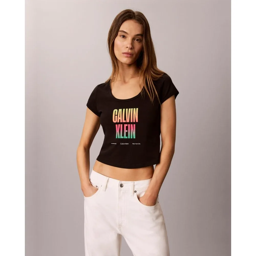 Camiseta mujer corta con gráfico - Calvin Klein Jeans - FashionsVida