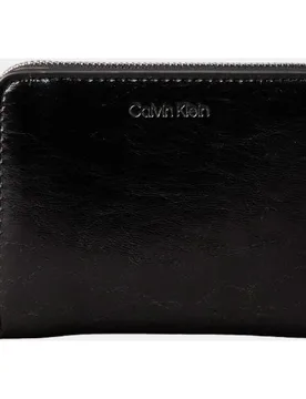 Cartera metalizada con cremallera - Calvin Klein - FashionsVida