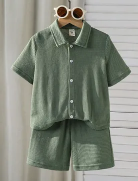 Conjunto de 2 piezas de camisa de punto con textura a rayas y pantalones cortos para niños - Shein - FashionsVida