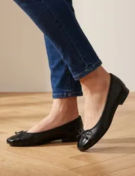 Leather Flat Pumps Black female