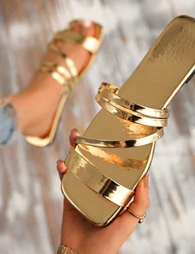 Sandalias planas para mujer, chanclas de verano con parte superior de PU brillante, diseño de tiras cruzadas, punta cuadrada, unicolor, estilo de mod - Shein - FashionsVida