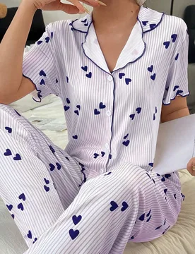 Conjunto de pijama romántico y casual con estampado de corazones a rayas - Shein - FashionsVida