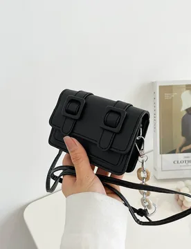 Bolsa cuadrada mini con diseño de hebilla con solapa - Shein - FashionsVida