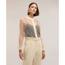 Camisa de mujer de tul con bordado joya cierre frontal con escote redondo y botones ajuste regular