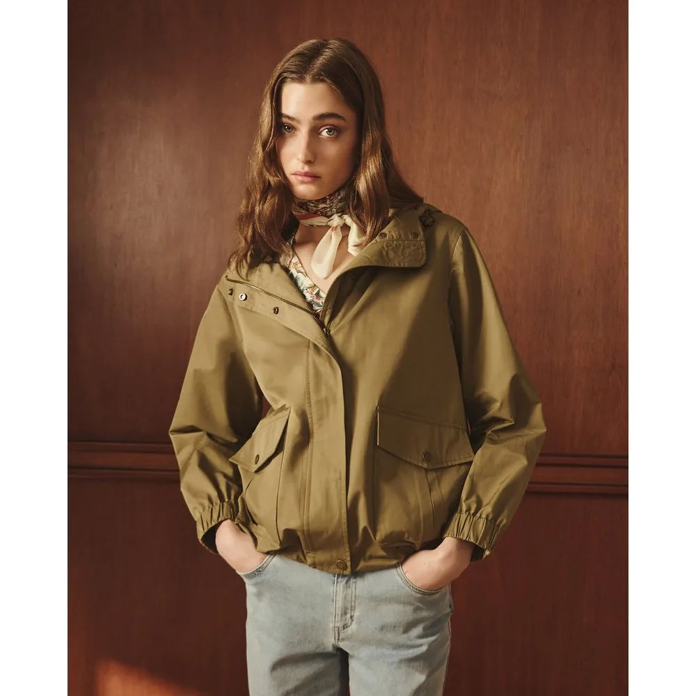 Parka lisa ligera corta con capucha de mujer - Lloyd's - FashionsVida