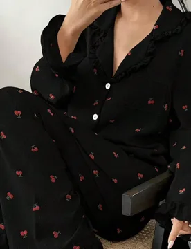Conjunto de pijama de manga larga para mujer con estampado de flores de cerezo y ribete de volantes - Shein - FashionsVida