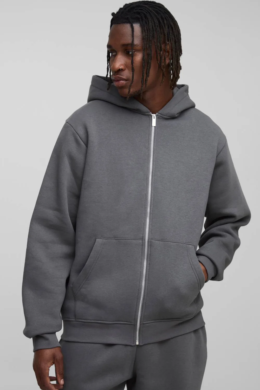 Herren Tall Basic Regular Kapuzenpullover mit Reißverschluss Charcoal Größe Medium - boohooMAN - FashionsVida