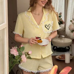 Conjunto de pijama de mujer con cárdigan de manga corta, pantalón corto, estampado de corazón en contraste, con bolsillo y ribete de encaje a cuadr
