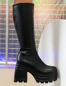 Nuevas botas de mujer con plataforma gruesa, estilo slip-on, de color negro, con elástico de PU, perfectas para usar con shorts, vestidos o como bota - Shein - FashionsVida